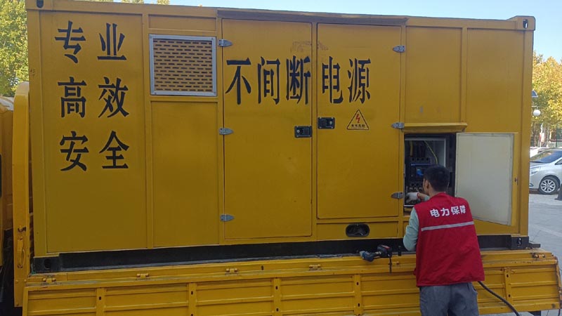 和林格尔柴油发电机组和UPS电源配合使用时，如何避免切换过程中的电力中断？